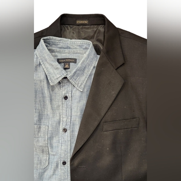 Banana Republic Men's Casual Button Down Shirt in Blue Jeans Color - Picture 2 of 12